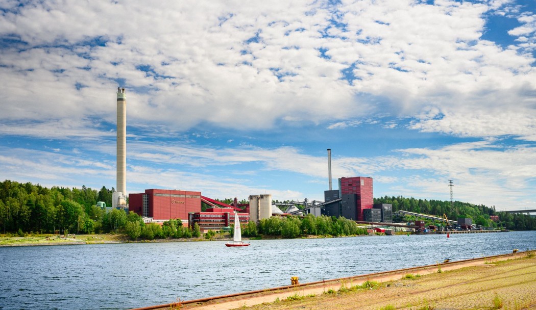 Vy över Södertälje kanal med Söderenergis anläggning Igelstaverket i bakgrunden. 