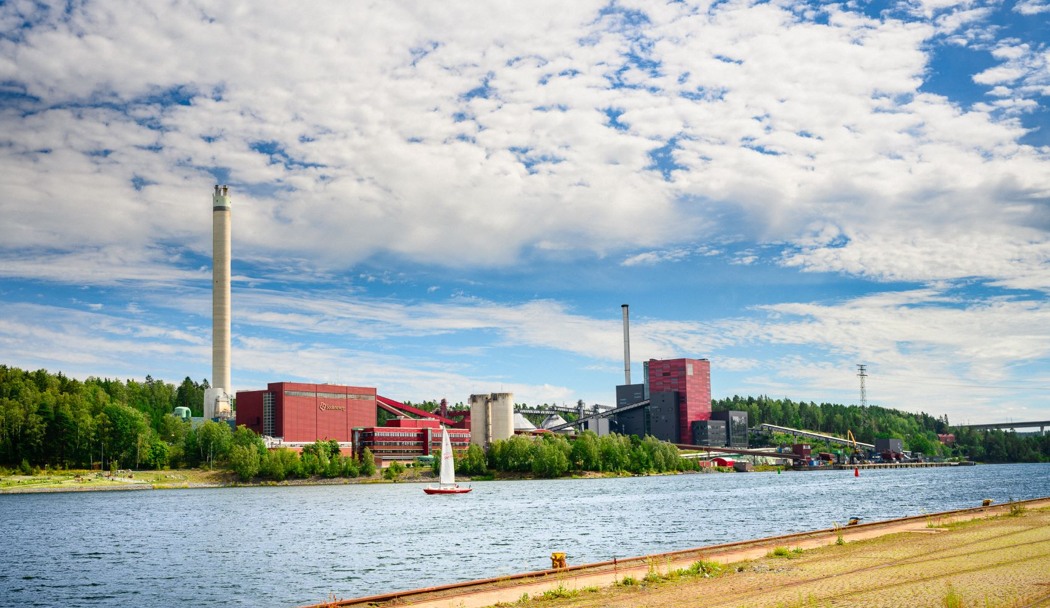 Vy över Södertälje kanal med Söderenergis anläggning Igelstaverket i bakgrunden. 